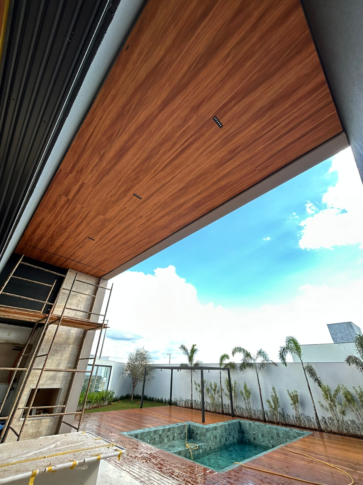 Slide /images/ser4.jpeg